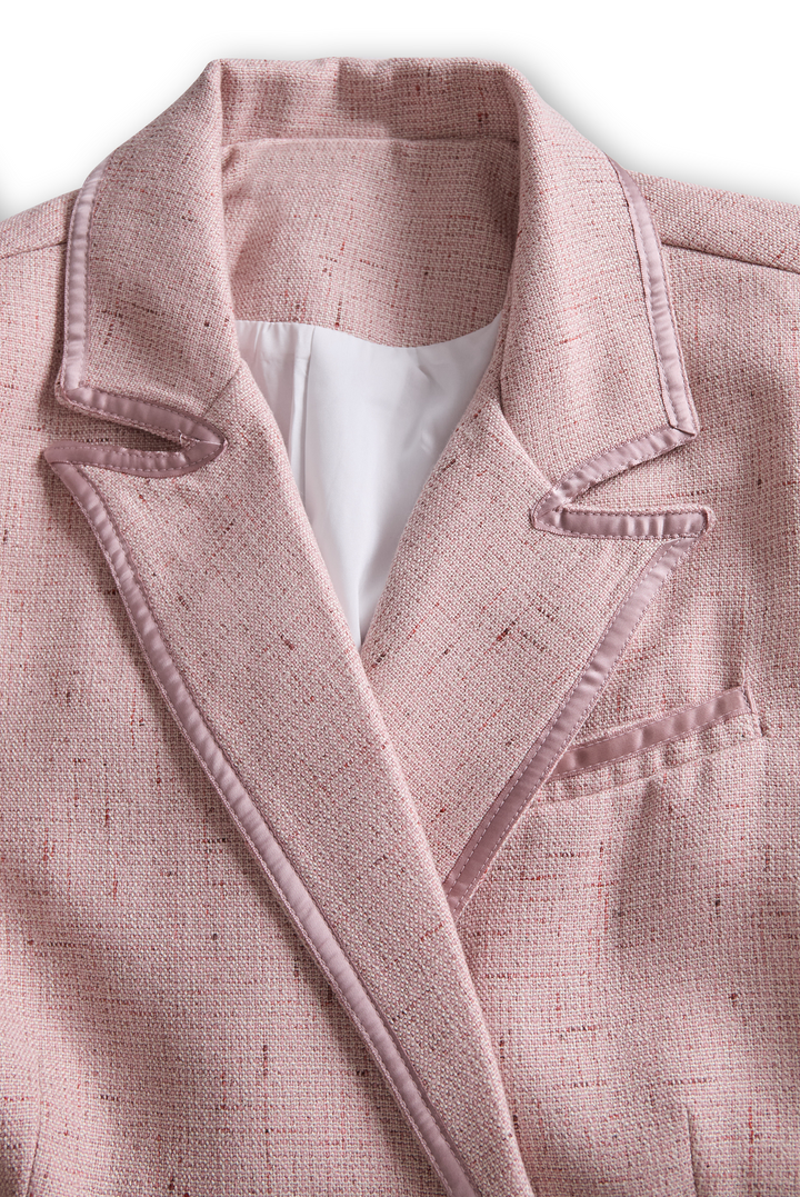 Chic Weicher Rosa Tweed-Anzug mit Femininer Schnittführung und Perlenakzenten