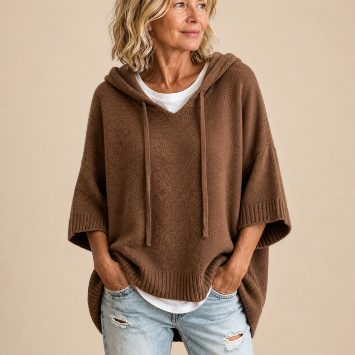 Annabel | Strickponcho mit Kapuze und Dreiviertelärmeln