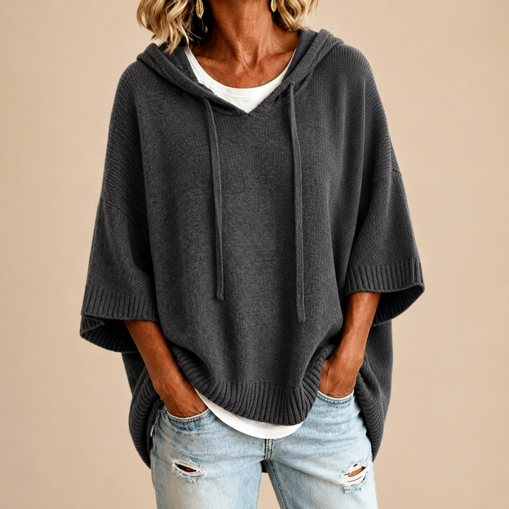 Annabel | Strickponcho mit Kapuze und Dreiviertelärmeln