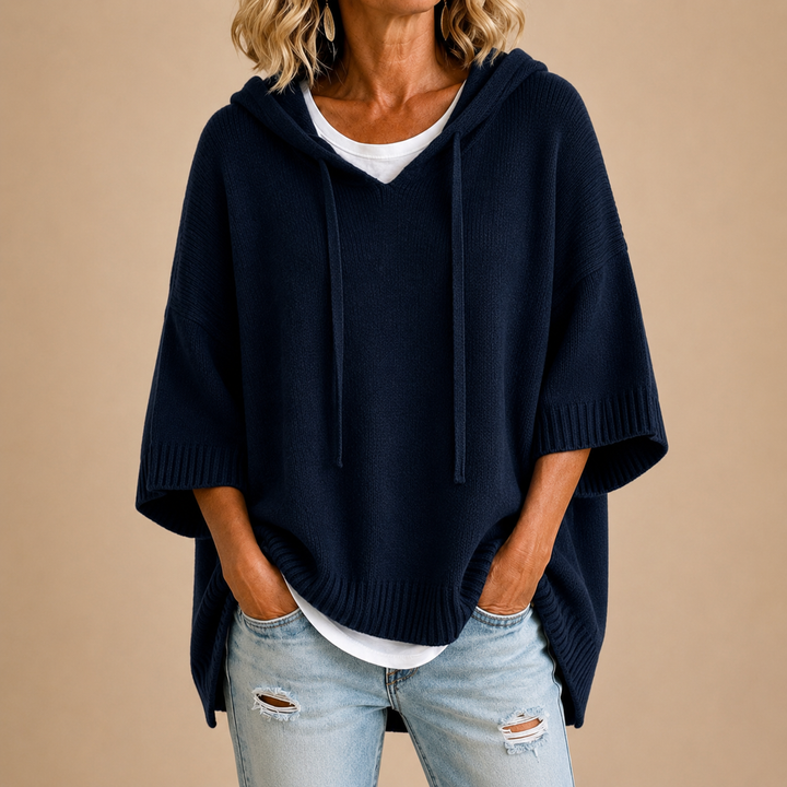 Annabel | Strickponcho mit Kapuze und Dreiviertelärmeln