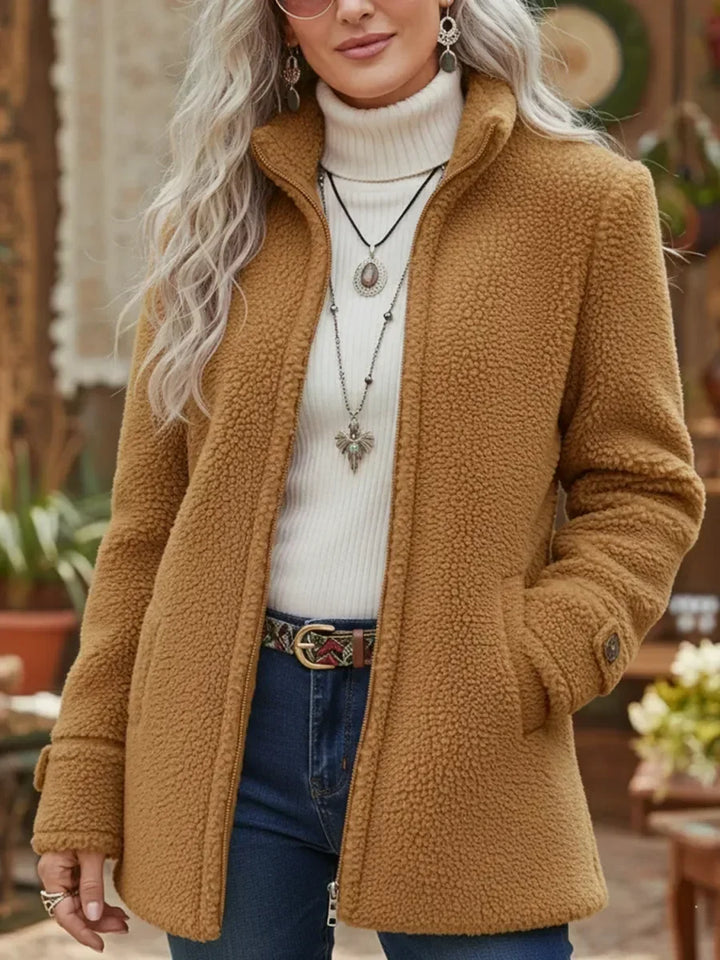 Carissa – Stehkragenjacke in Lammwoll-Optik