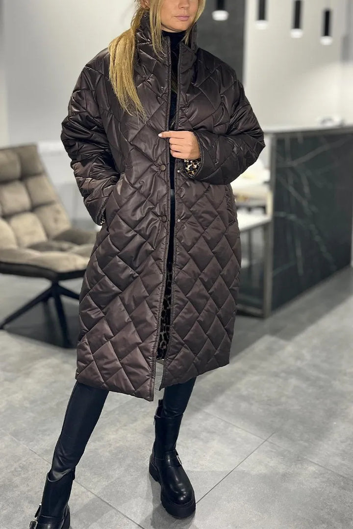 Ofira – Wende-Steppmantel mit Leopardenfutter
