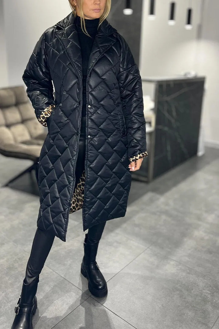Ofira – Wende-Steppmantel mit Leopardenfutter